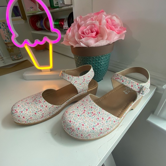 Floral clogs ๐๐ - Picture 3 of 4